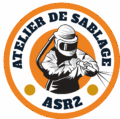 Logo orange Atelier de Sablage ASR2 avec un ouvrier en équipement de protection maniant une buse de sablage.