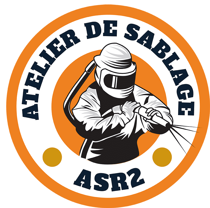 Logo orange Atelier de Sablage ASR2 avec un ouvrier en équipement de protection maniant une buse de sablage.